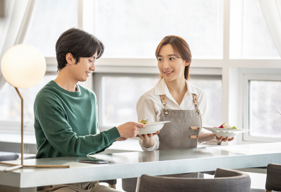 혼자 카페를 운영 중